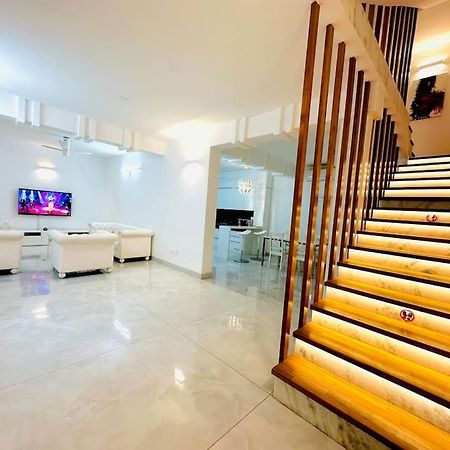 White House Sky View Theatre Villa In Gachibowli Экстерьер фото