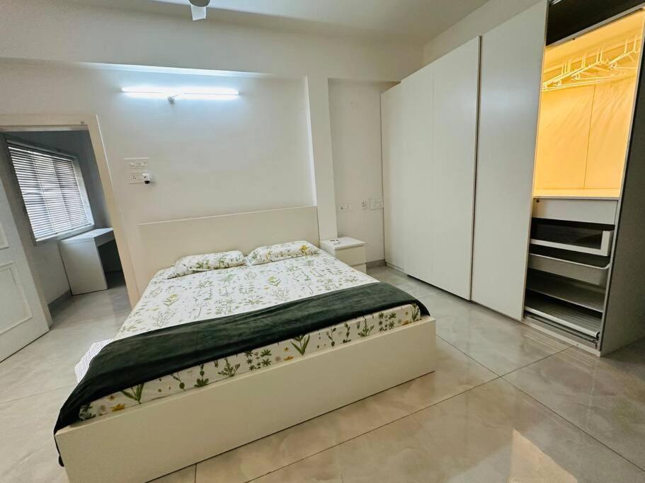 White House Sky View Theatre Villa In Gachibowli Экстерьер фото