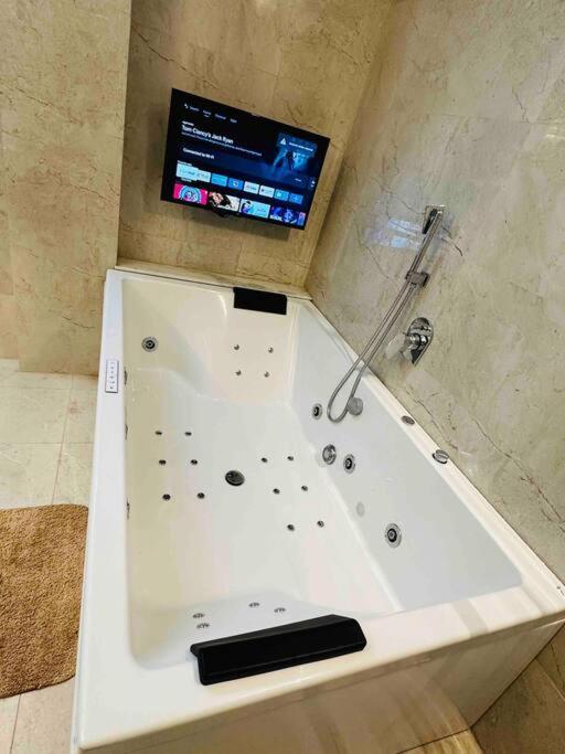 White House Sky View Theatre Villa In Gachibowli Экстерьер фото