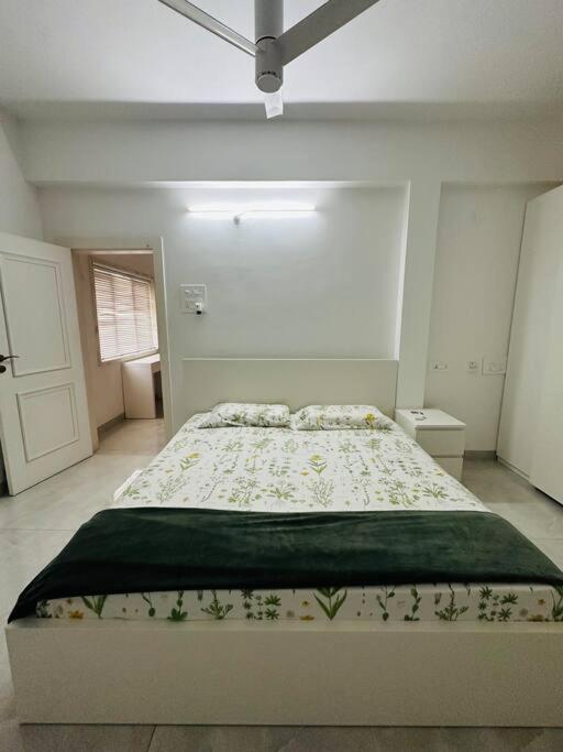 White House Sky View Theatre Villa In Gachibowli Экстерьер фото