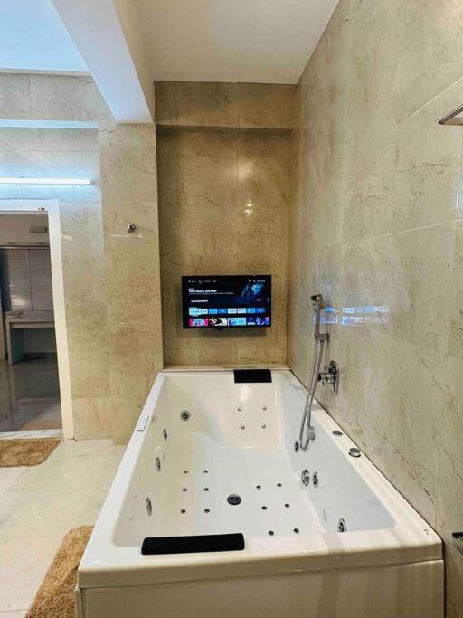 White House Sky View Theatre Villa In Gachibowli Экстерьер фото