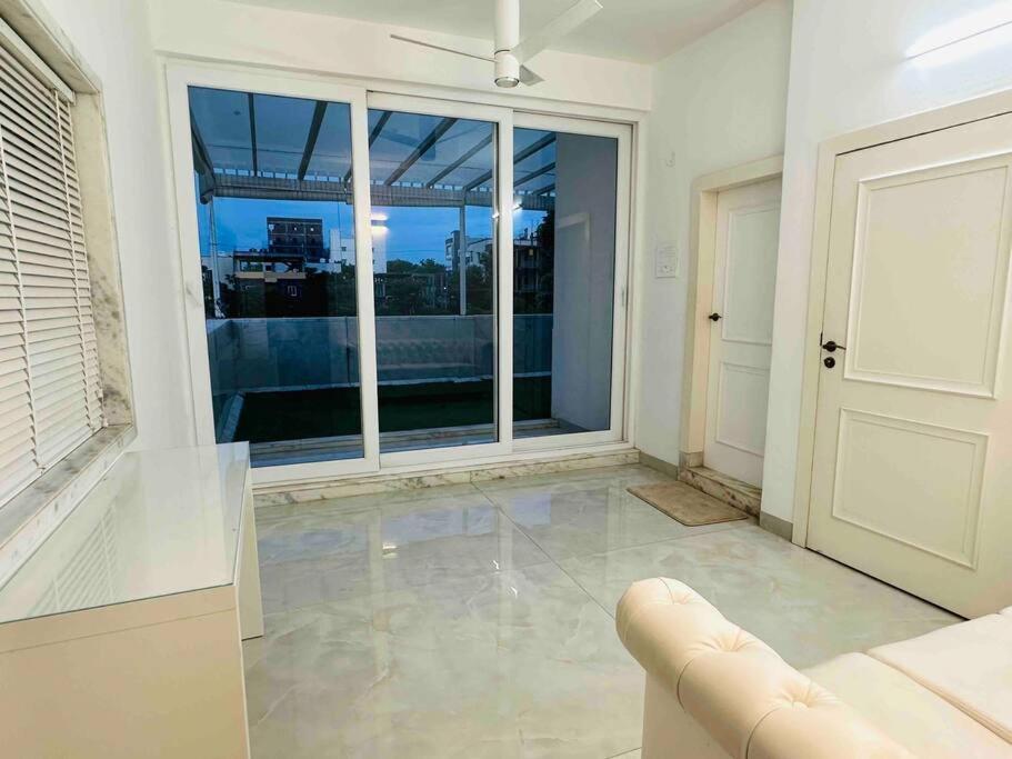 White House Sky View Theatre Villa In Gachibowli Экстерьер фото
