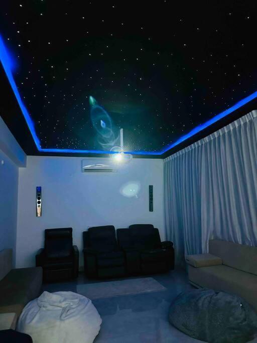 White House Sky View Theatre Villa In Gachibowli Экстерьер фото