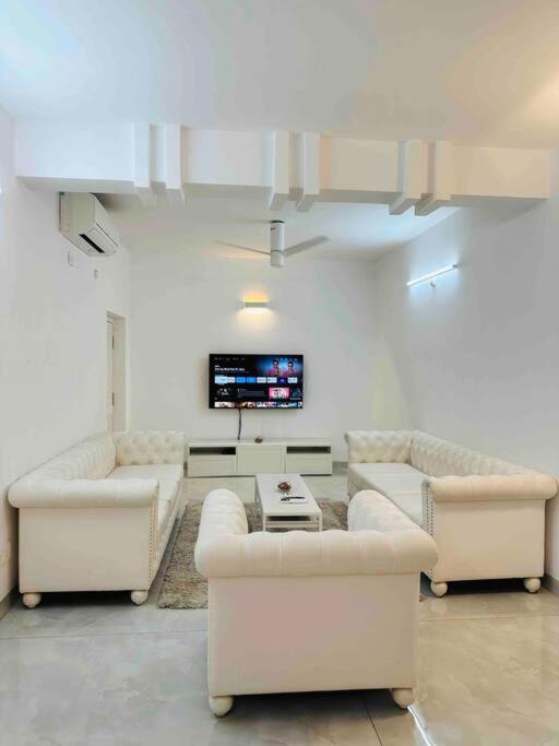 White House Sky View Theatre Villa In Gachibowli Экстерьер фото