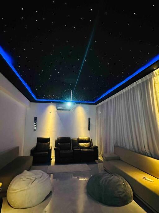 White House Sky View Theatre Villa In Gachibowli Экстерьер фото