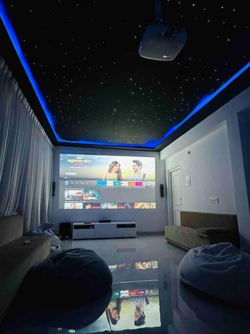White House Sky View Theatre Villa In Gachibowli Экстерьер фото