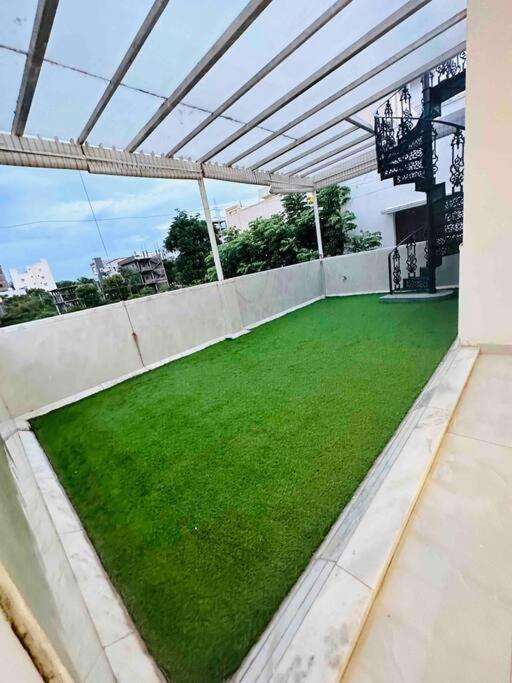 White House Sky View Theatre Villa In Gachibowli Экстерьер фото