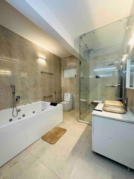 White House Sky View Theatre Villa In Gachibowli Экстерьер фото